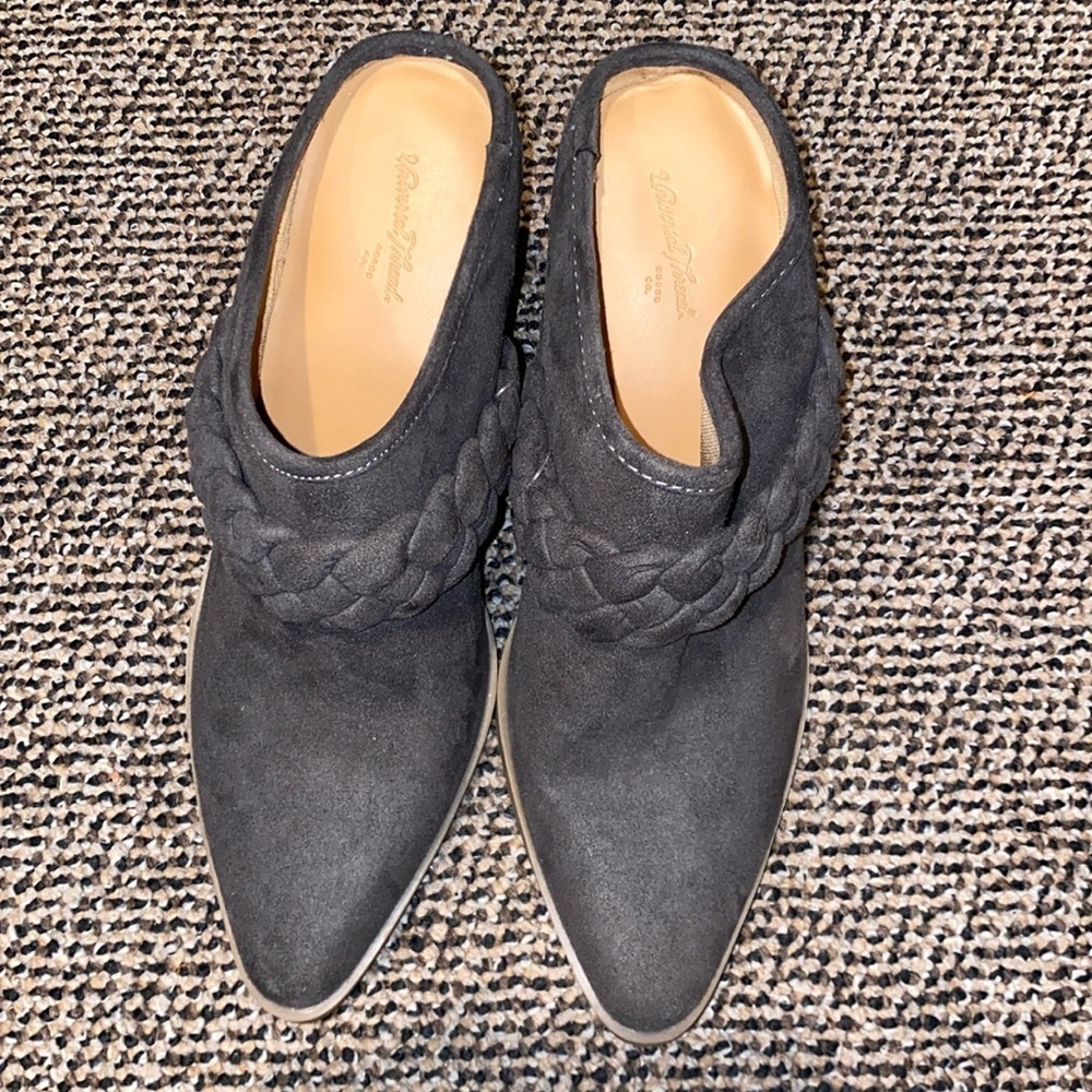 Universal 7 thread size 7 nwot shoes w braided accent